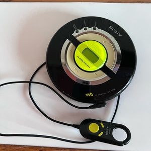 Sony CD Psyc Walkman D-EJ100 CD Player with G-Protection CD-R/RW w remote works!